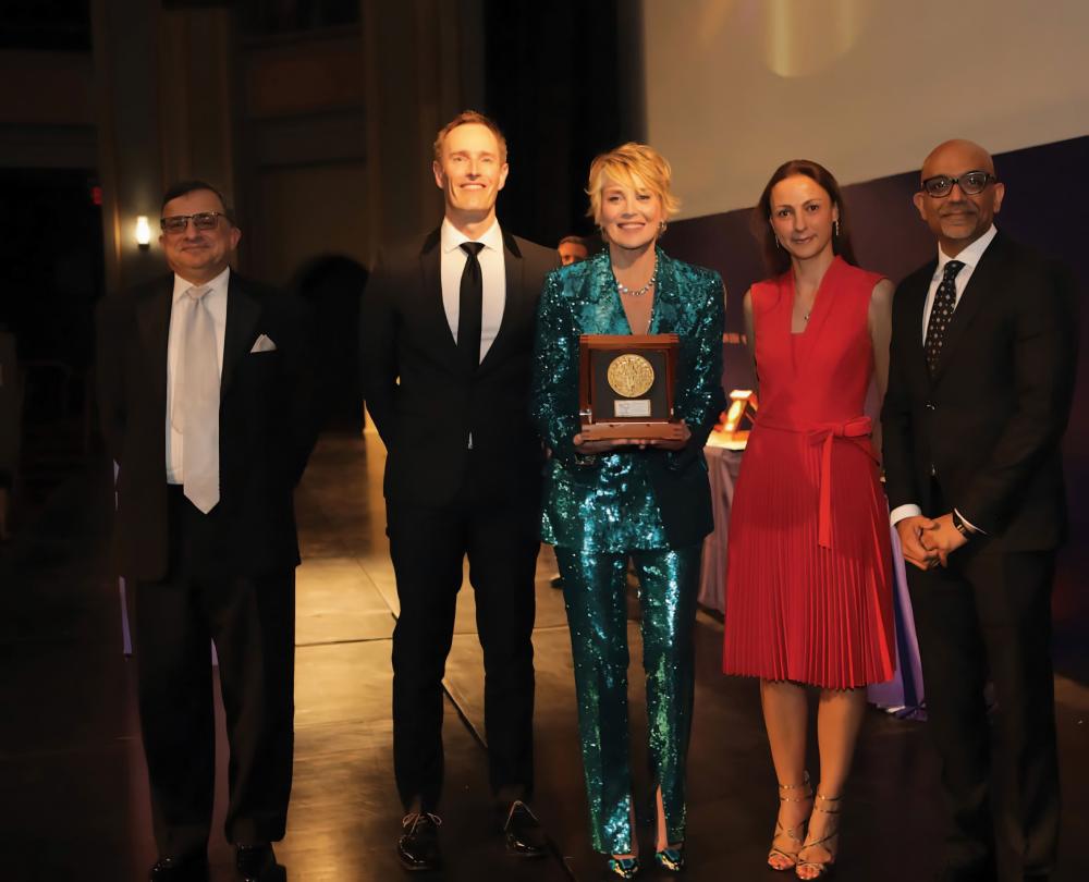  Sharon Stone wraz z Laureatami „Prix Galien Golden Jubilee” podczas gali Złotego Jubileuszu Prix Galien, październik 2023.