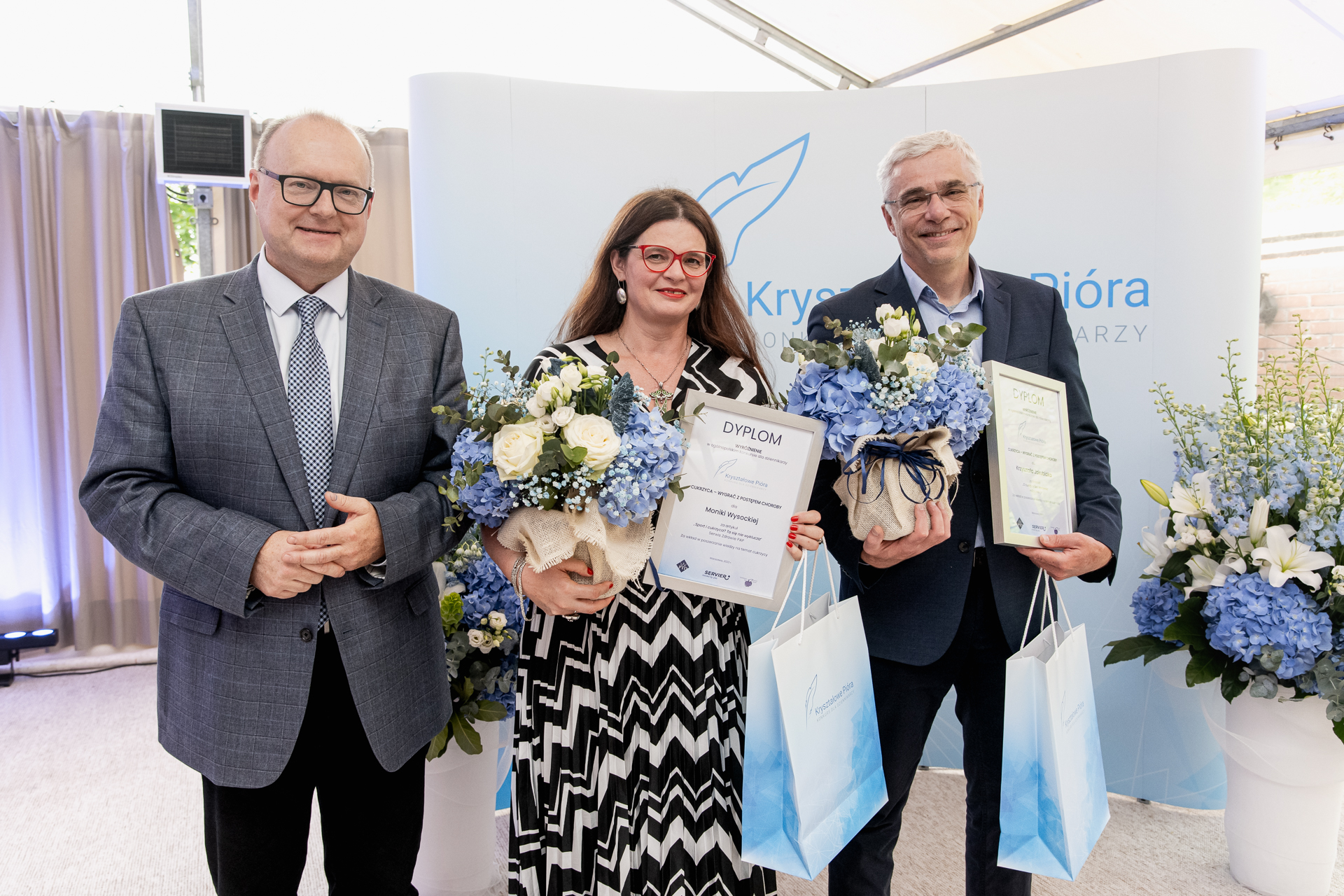 Fot. Mat. Servier (B. Igielska z prof. Czupryniakiem i wyróżnionym K. Jakubiakiem)