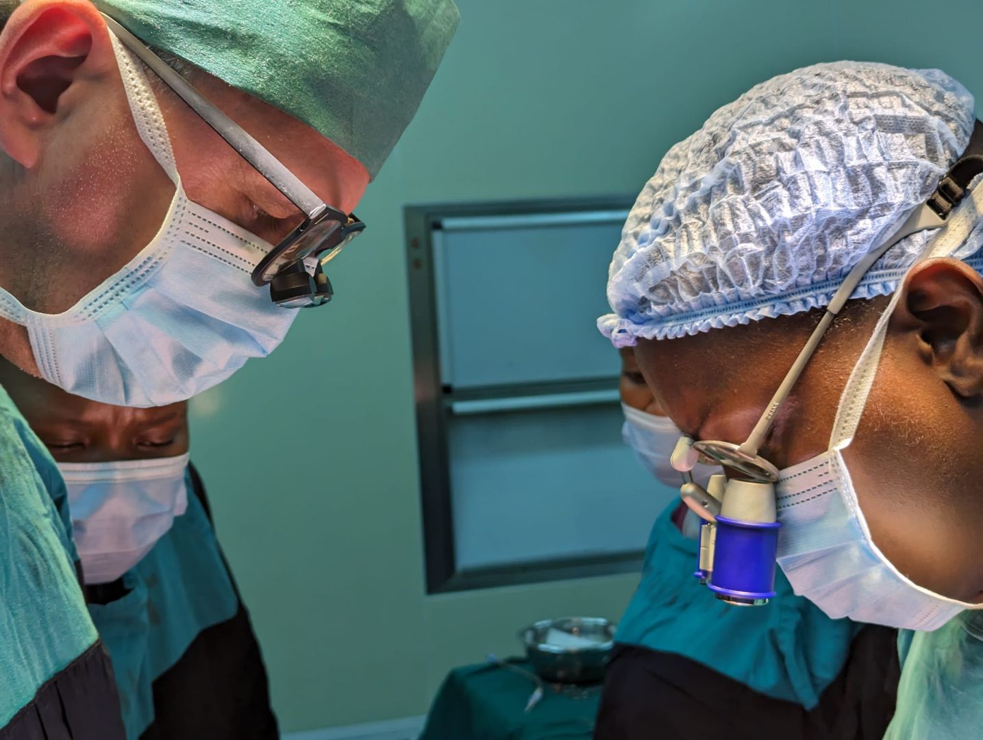 Fot. dzięki uprzejmości prof. T. Mroczka - operacja w Tanzanii