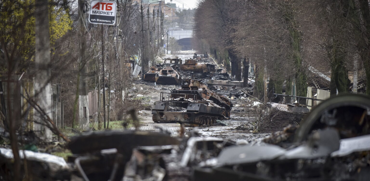 Zdjęcie pochodzi z prezentacji Oksany Dżam, główna ulica w Buczy po rosyjskiej masakrze
