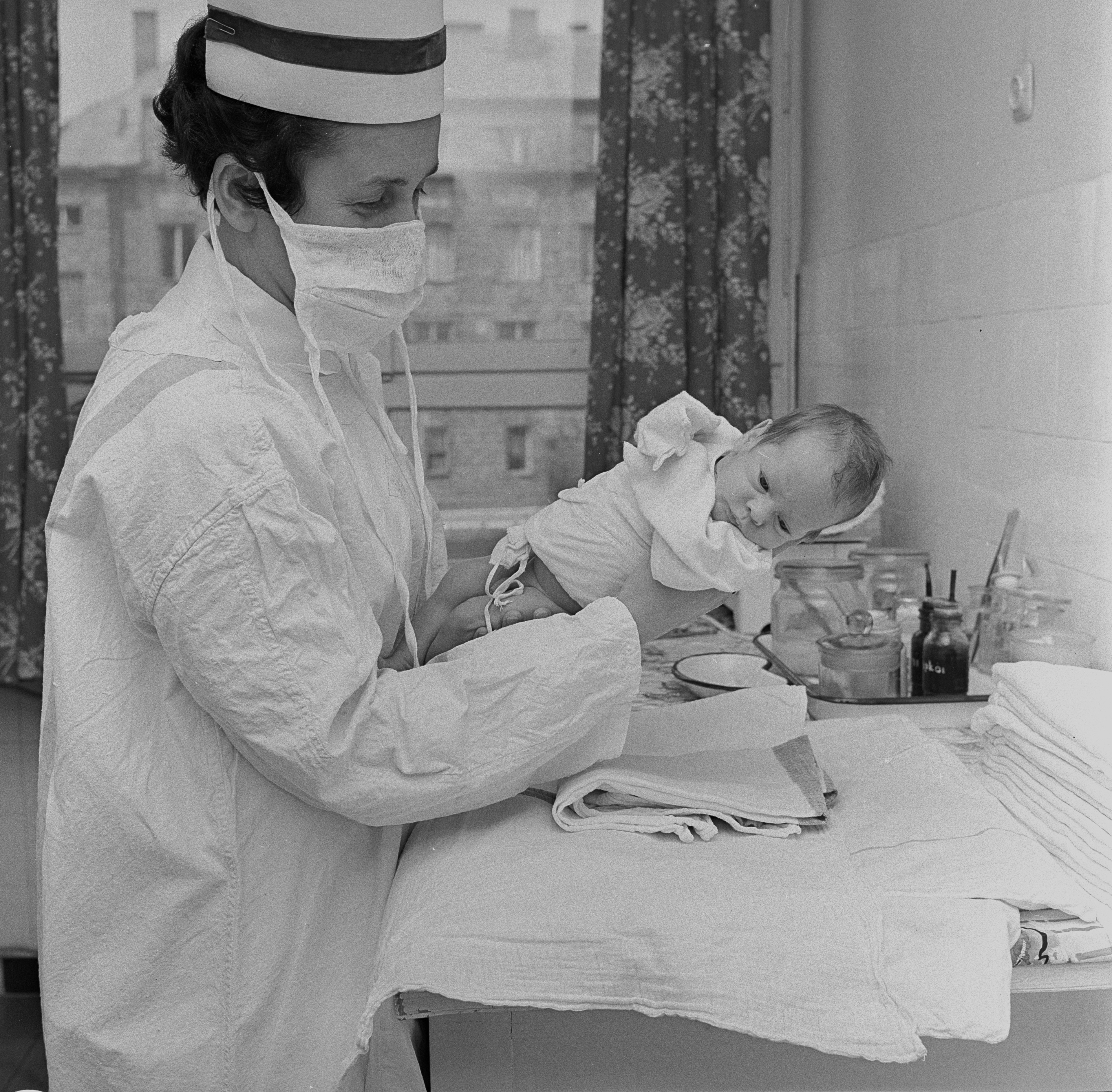 Klinika położnicza Akademii Medycznej w Białymstoku,1969 PAP/Roman Sienko