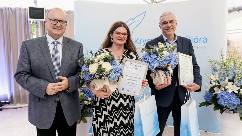 Fot. Mat. Servier (B. Igielska z prof. Czupryniakiem i wyróżnionym K. Jakubiakiem) Fot. Mat. Servier (B. Igielska z prof. Czupryniakiem i wyróżnionym K. Jakubiakiem)