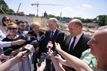 © European Union, 2021/Briefing z V. Andriukaitisem z KE i P. Całbeckim na miejscu budowy szpitala w Toruniu