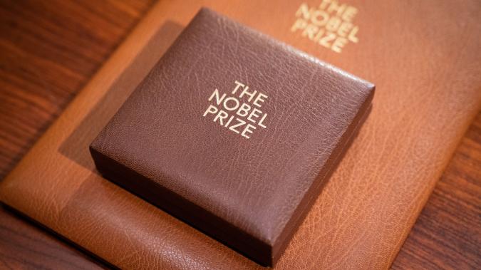 Kasetka na Medal Noblowski© Nobel Media. Photo: Clément Morin.  