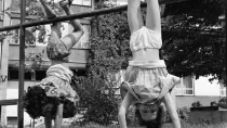 zabawy na podwórkowym trzepaku, 1968 PAP/CAF/Edmund Uchymiak