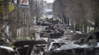 Zdjęcie pochodzi z prezentacji Oksany Dżam, główna ulica w Buczy po rosyjskiej masakrze