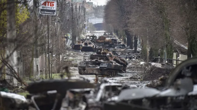 Zdjęcie pochodzi z prezentacji Oksany Dżam, główna ulica w Buczy po rosyjskiej masakrze